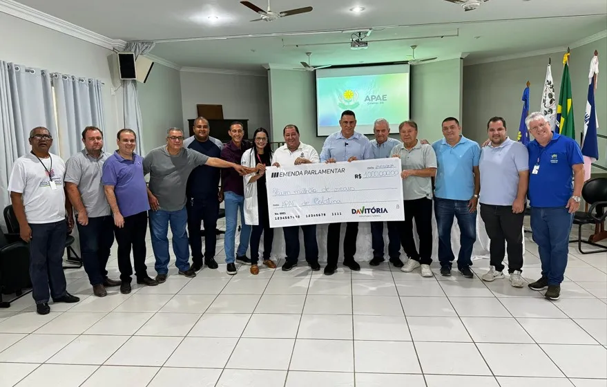 Deputado federal Da Vitória entrega emenda de R$ 1 milhão para APAE de Colatina.