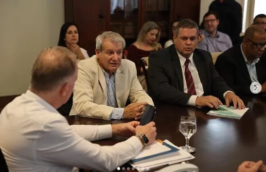 Na retomada dos trabalhos, deputado federal Paulo Foletto participa de reunião com a presença do govenador Casagrande.