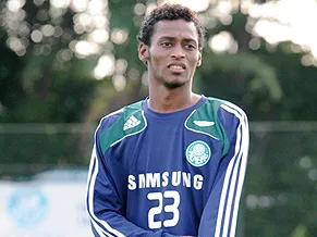 Ex-jogador profissional Marquinhos visita escolinha de futebol em Colatina.