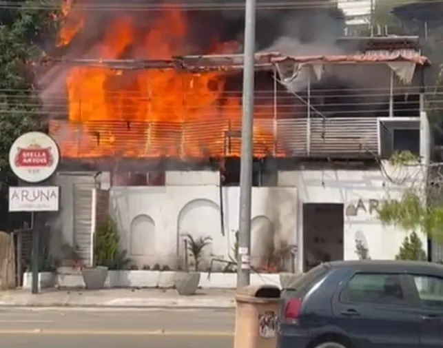 Incêndio atinge restaurante Aruna Gastrô na Avenida Beira Rio.